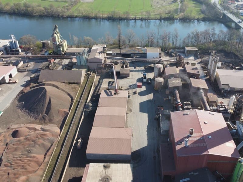 Liapor Hallerndorf — Luftaufnahme des Werksgeländes am Fluss
