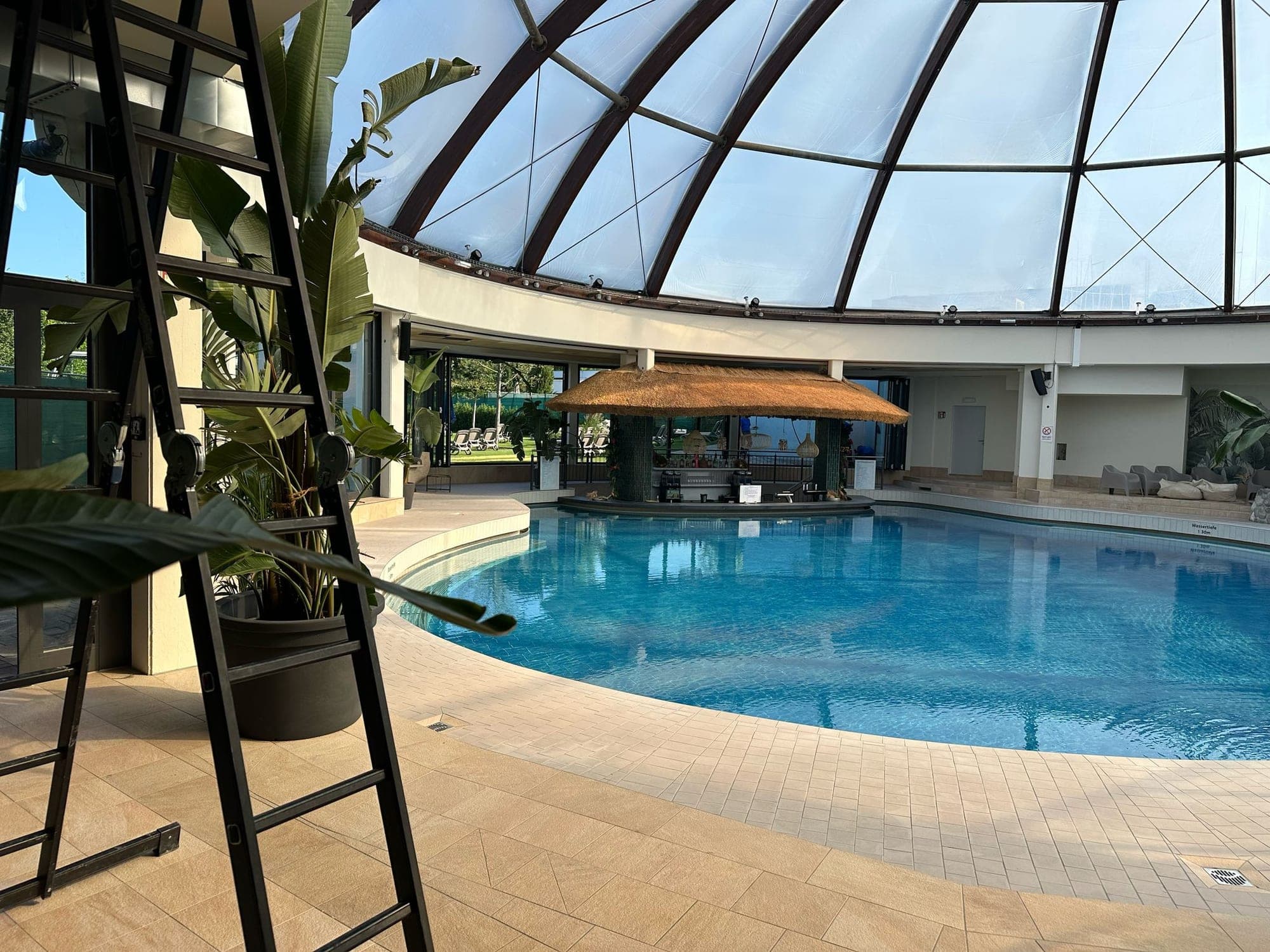 Miramar Weinheim — Schwimmbereich unter der Glaskuppel